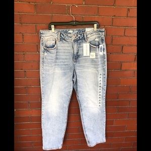Light wash Mom Jeans NWT!